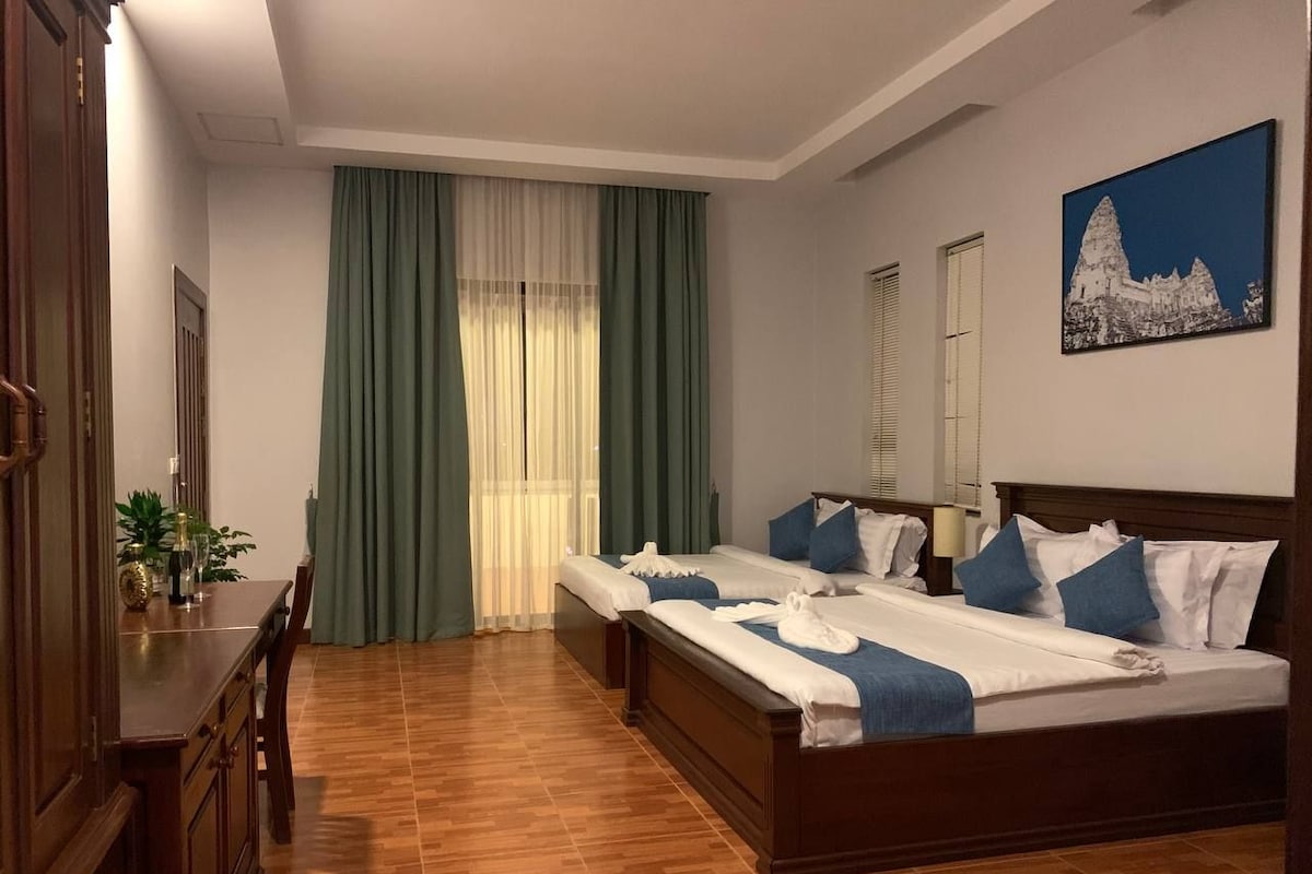 Deluxe kamer, 1 twee- of 2 eenpersoonsbedden, balkon, uitzicht op tuin | Een bureau, een laptopwerkplek, gratis wifi