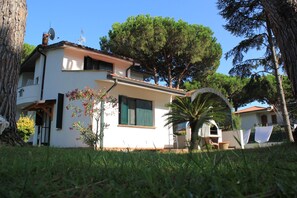 A two-story house with a white facade, green shutters, and a tiled roof. - Villa 'Gioia - Near The Beach' with Private Terrace, Private Garden and Balcony (Fondi)
