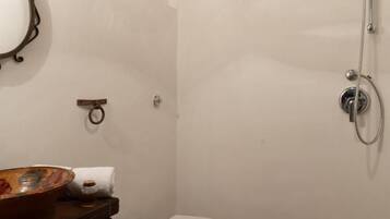 Ein Badezimmer mit Toilette, Bidet und Waschbecken mit Spiegel.