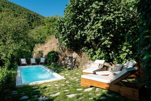 A rectangular swimming pool with lounge chairs and a wooden deck. - ROMITO - Relais & Spa (FIUME)