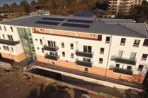 A multi-story building with balconies and solar panels on the roof. - Duhner Allee 10, "Litfaß 12" (Cuxhaven)