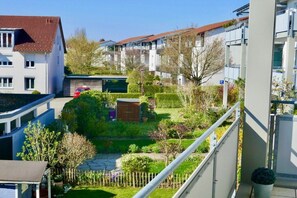 Zona residencial amb diverses cases, un jardí tancat i cel blau.