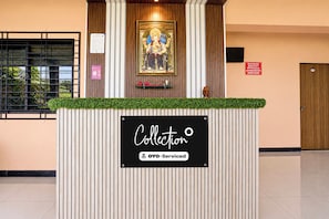 Um balcão de atendimento com uma placa que diz 'Collection' e 'OYO-Serviced'.