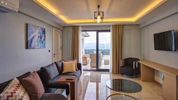 Una sala de estar moderna con un sofá, una mesa de centro de vidrio y un televisor.