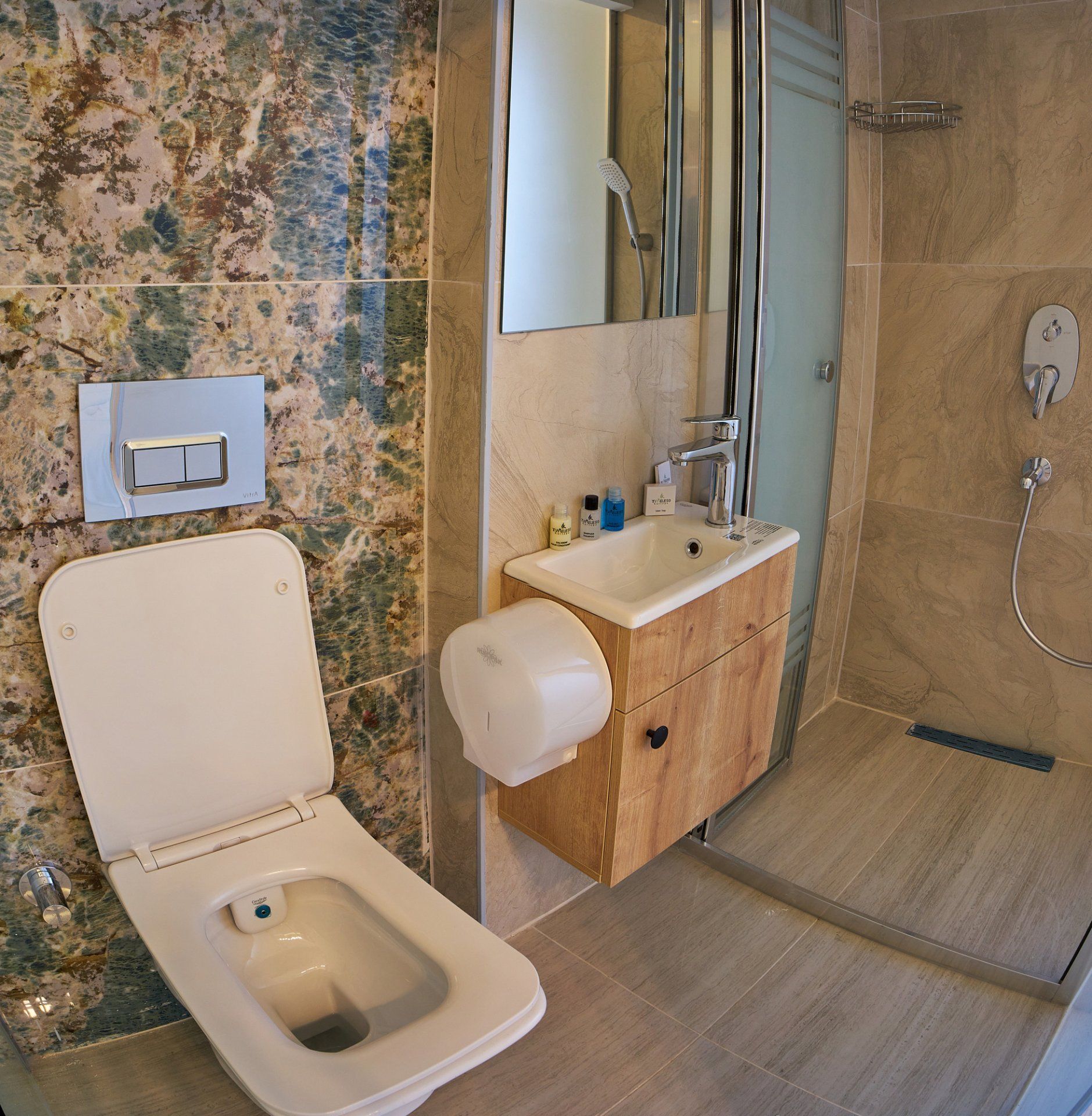 Un baño con inodoro, lavamanos y ducha.