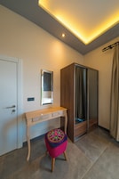Un baño moderno con ducha, tocador con espejo e inodoro.