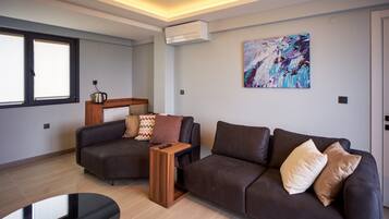 Una sala de estar moderna con un conjunto de sofá, una mesa de centro y un cuadro en la pared.