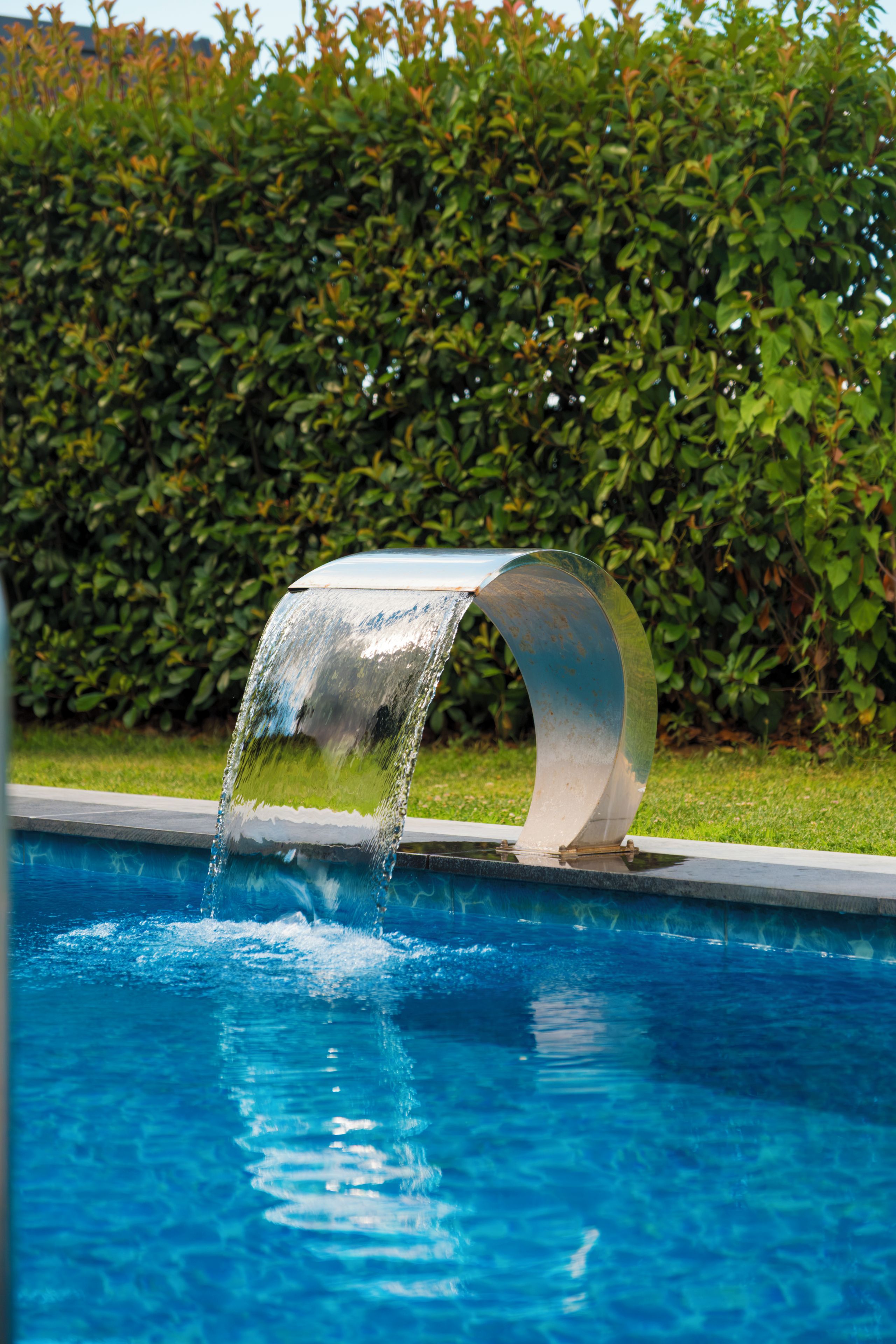 Ein Schwimmbecken mit Wasserspiel.