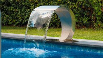 Ein Schwimmbecken mit Wasserspiel.