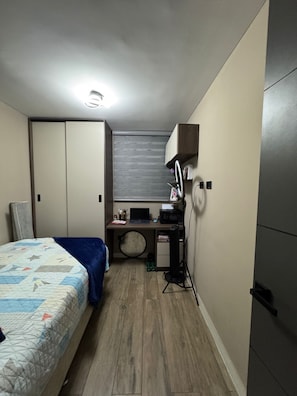 A compact bedroom with a bed, a desk with a computer, and a wardrobe. - Fontana Country Set (Ibagué)