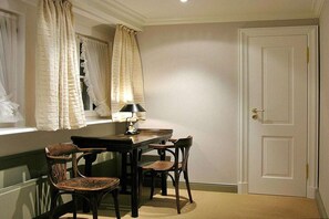 A dining area with a table, chairs, a lamp, and a door. - Holiday home in Munkmarsch with Wi-Fi (Munkmarsch)