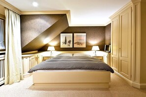 A bedroom with a bed, two bedside lamps, a television, and artwork on the wall. - Holiday home in Munkmarsch with Wi-Fi (Munkmarsch)