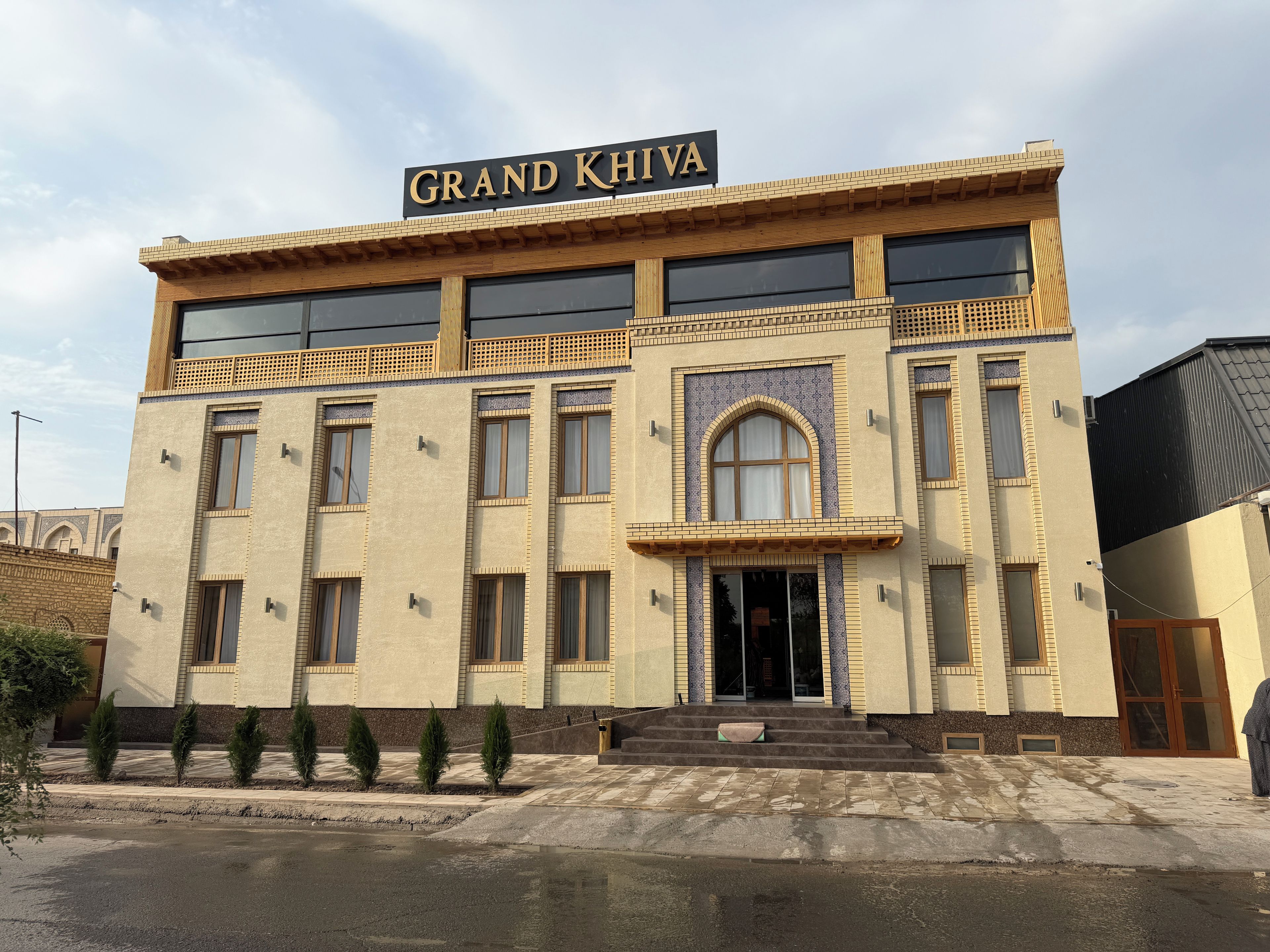 Ein Gebäude mit einem Schild, auf dem 'GRAND KHIVA' steht.