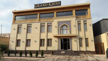 Ein Gebäude mit einem Schild, auf dem 'GRAND KHIVA' steht.