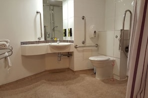 Ein Badezimmer mit Waschbecken, Toilette und Dusche.