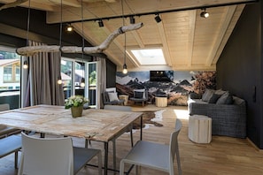 Ein modernes Interieur mit Essbereich, Sitzgelegenheiten und Kamin.