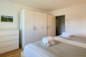 Ein Hotelzimmer mit Bett, Schrank, Badezimmer und einem Bild an der Wand.