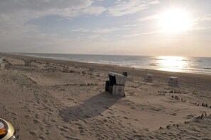 A beach with a clear sky, a sandy shore, and a few structures. - Holiday apartment with 2 bedrooms (Westerland\/Sylt)