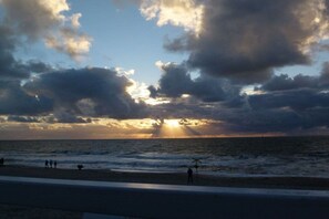 A beach with people and a lifeguard stand. - Holiday apartment with 2 bedrooms (Westerland\/Sylt)