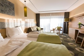 A hotel room with a bed, a sofa, a desk, and a chair. - Aigo welcome Family  (Aigen-Schlägl)