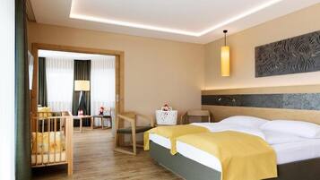 Quarto de hotel com cama, escrivaninha, cadeira e abajur.