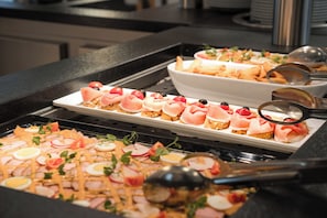 A buffet with various food items including sandwiches, fruits, and vegetables. - Aigo welcome Family  (Aigen-Schlägl)