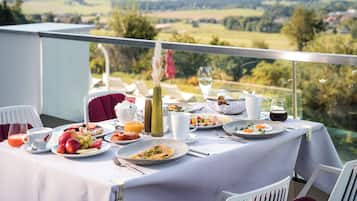 Een ontbijttafel met een prachtig uitzicht.