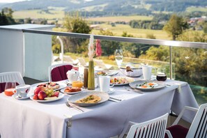A table set for breakfast with a scenic view. - Aigo welcome Family  (Aigen-Schlägl)