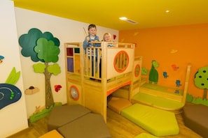 A children's playroom with a bunk bed, play mats, and wall decorations. - Aigo welcome Family  (Aigen-Schlägl)
