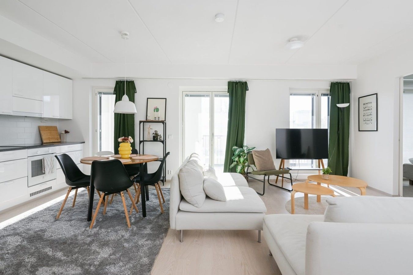 Un espacio habitable moderno con cocina, comedor y zona de estar.