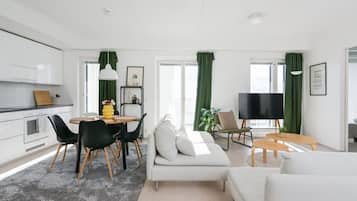 Un espacio habitable moderno con cocina, comedor y zona de estar.