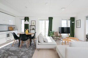 Un espacio habitable moderno con cocina, comedor y zona de estar.