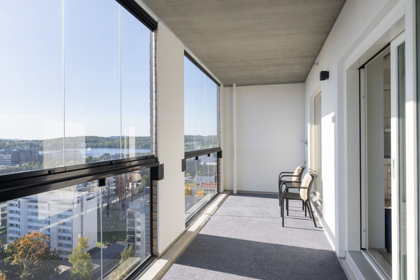 Ein Balkon mit Blick auf eine Stadtlandschaft und ein Gewässer.