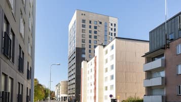 Un edificio de varios pisos con un diseño moderno, que combina espacios residenciales y comerciales.