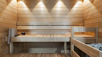 Una sauna con paredes y bancos de madera, un calentador para los bancos y una pequeña mesa.
