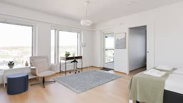 Un dormitorio moderno con cama, escritorio y silla.