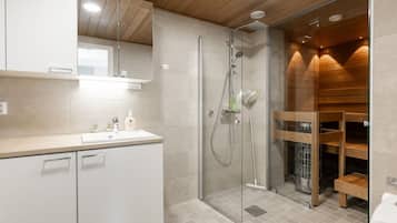 Un bagno moderno con doccia vetro, mobile contenitore in legno e uno specchio grande.
