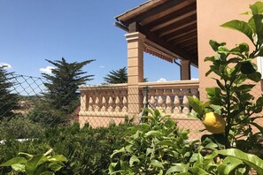 Ein Gebäude mit überdachter Veranda und einem Maschendrahtzaun.
