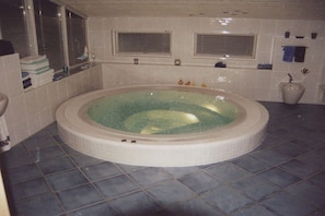 A bathroom with a round hot tub, a toilet, and a sink. - Holiday home with 4 bedrooms (Egernsund)