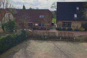 Ein Wohngebiet mit zwei Ziegelhäusern, einem gepflasterten Einfahrt und einem kleinen Garten.