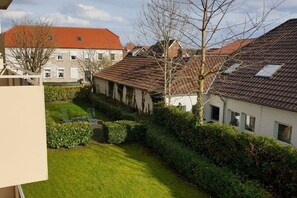 Ein Wohngebiet mit Häusern, einem gepflegten Rasen und blauem Himmel.
