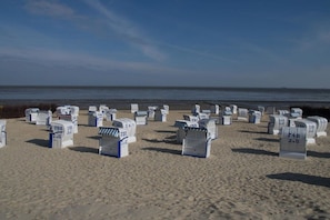 A beach with numerous white mailboxes arranged in rows. - Holiday apartment with 1 bedroom (Cuxhaven)