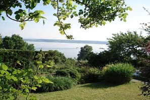 Un jardin avec vue sur un lac.