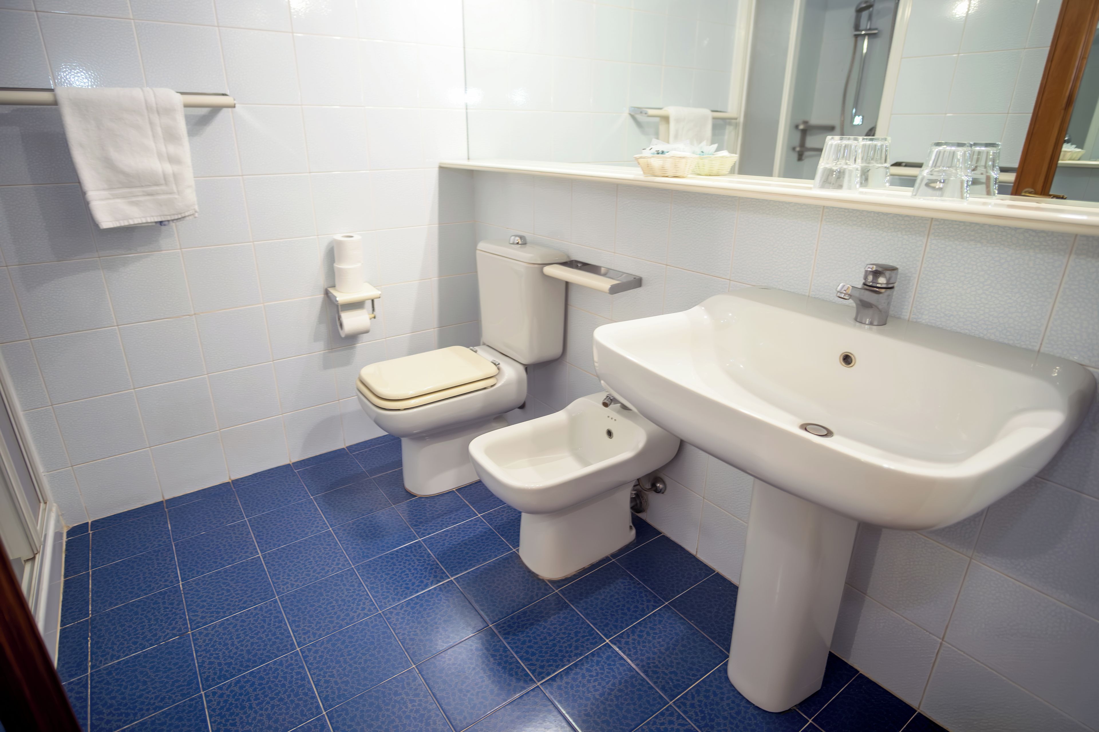 Ein Badezimmer mit Toilette, Bidet und Waschbecken.