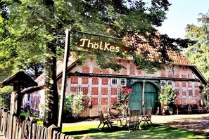 Ein traditionelles Gebäude mit einem Schild, auf dem 'Tholkes' steht.