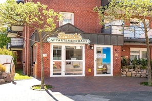 A brick building with a sign reading 'Bracht Appartementhaus.' - Holiday apartment in Juist with swimming pool (Juist)