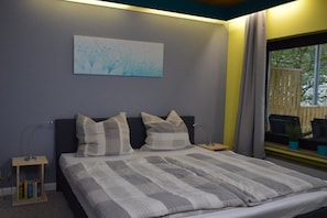 A bedroom with a bed, bedside tables, a lamp, a window with curtains, and a painting on the wall. - Holiday home with 5 bedrooms (Schleiden-Gemünd)