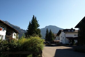 A residential street with houses, a mountain in the background, and a clear sky. - Alpenflair holiday apartment 235 (Oberstdorf)