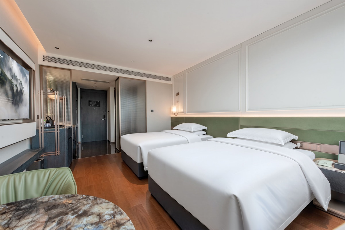 Deluxe-Doppel- oder -Zweibettzimmer, Flussblick | Zimmersafe, Verdunkelungsvorhänge, schallisolierte Zimmer