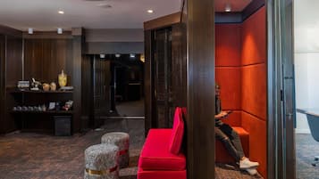 Um interior moderno com área de estar, lareira e bar com diversos objetos.